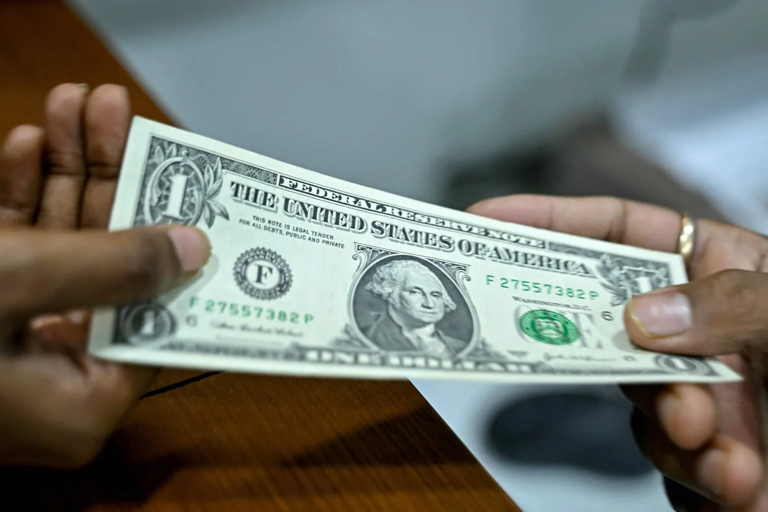 الدولار-يتأرجح